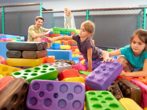 Kinder bauen mit den Riesenbausteinen im Indoor-Spielbereich